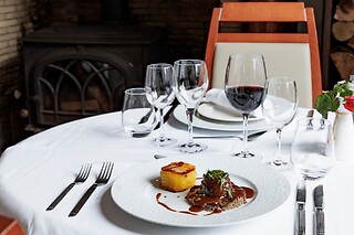 Tables romantiques avec vin, champagne ou apéritif