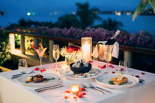 Tables romantiques avec vin, champagne ou apéritif