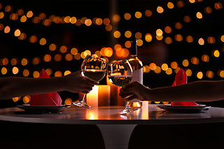 Tables romantiques avec vin, champagne ou apéritif